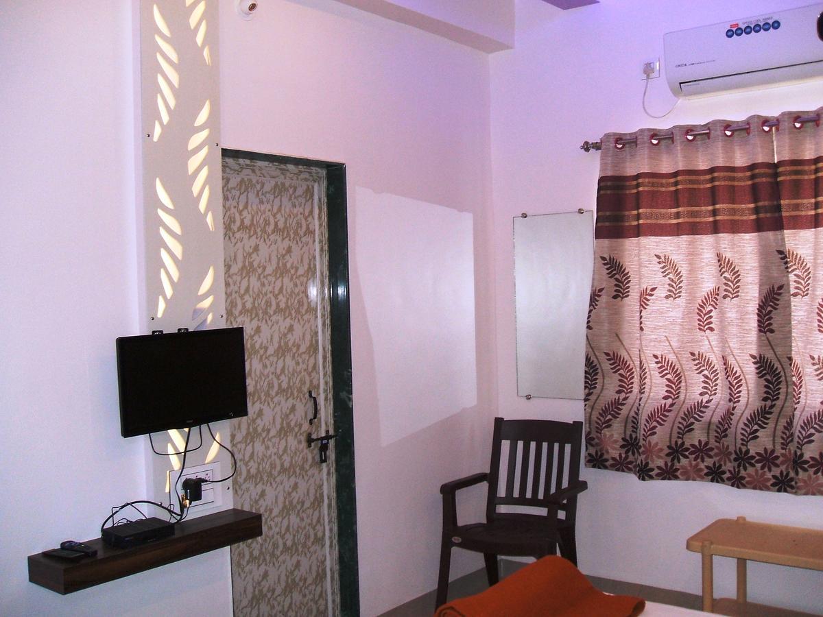 Yuvraj Lodge Osmanabad 外观 照片