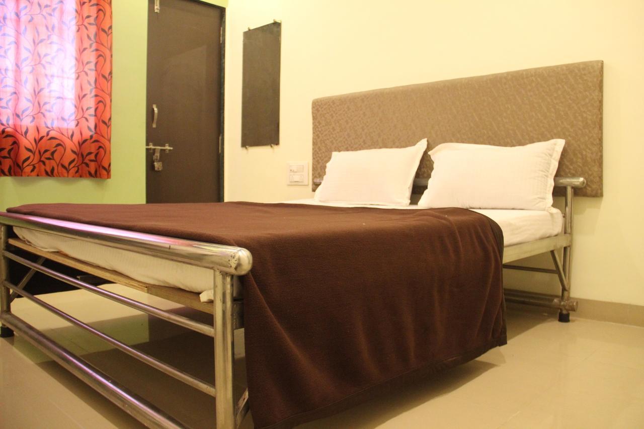 Yuvraj Lodge Osmanabad 外观 照片