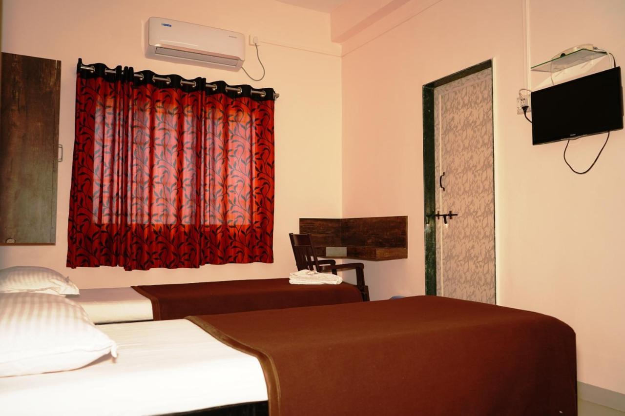 Yuvraj Lodge Osmanabad 外观 照片