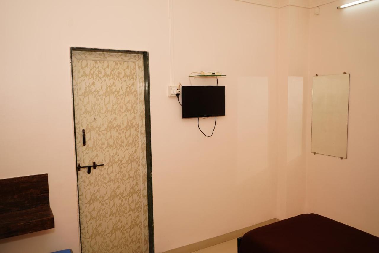 Yuvraj Lodge Osmanabad 外观 照片